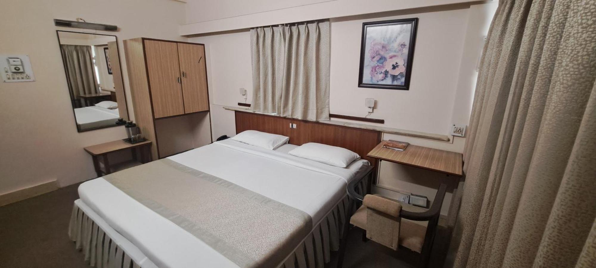 Hotel Swaroop Pune Eksteriør billede